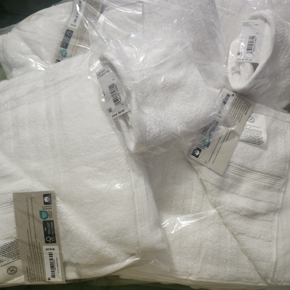 Martha Stewart White Plush Bath Towels 4 Bath Towels, 2 Face Towel